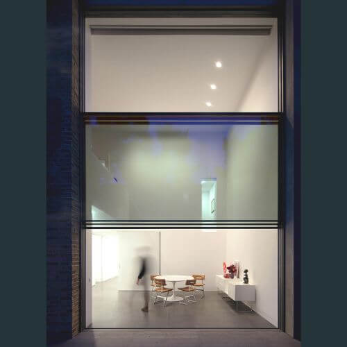 پانل ثابت در قسمت وسط شیشه گیوتینی