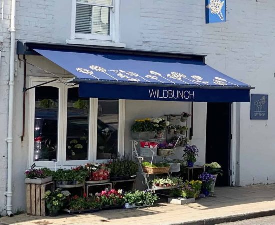 ویژگی‌های یک سایبان مغازه جذاب و کاربردی