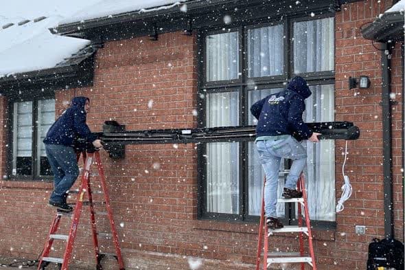 پاک‌سازی برف از روی سایبان