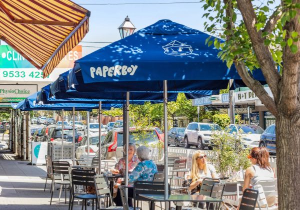 چگونه سایبان چتری باعث افزایش فروش کافه می‌شود؟